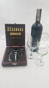 Zestaw do wina z szachami - Z Kominiarzem po pracy..