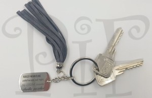 Breloczek z frędzlem grawerowany- Rzeczy niemożliwe załatwiam od ręki, na cuda trzeba chwilkę zaczekać