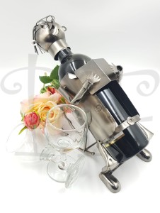 Metalowy stojak na wino Dziadek w fotelu z grawerem