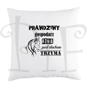 Poduszka ze śmiesznym napisem: Prawdziwy gospodarz konia pod dachem trzyma.