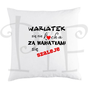 Poduszka ze śmiesznym napisem: Wariatek się nie kocha. Za wariatkami się szaleje