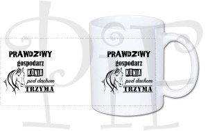 Kubek ze śmiesznym napisem: Prawdziwy gospodarz konia pod dachem trzyma.