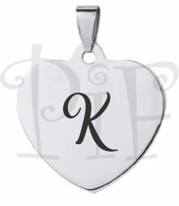 Zawieszka w kolorze srebrnym z grawerowaną literką